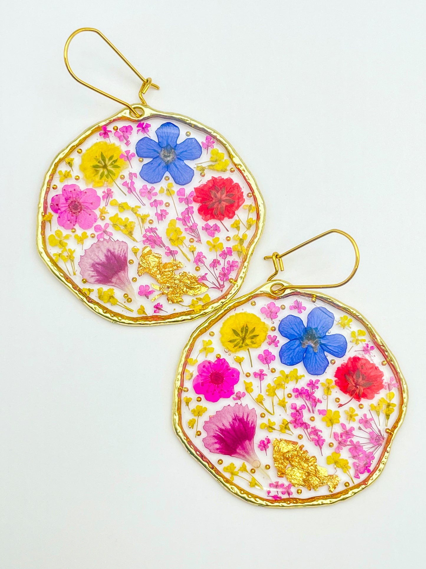 Grosses boucles d'oreilles tendance avec des fleurs colorées