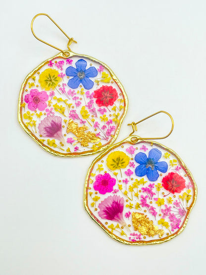 Grosses boucles d'oreilles tendance avec des fleurs colorées