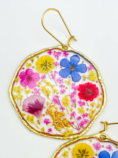 Grosses boucles d'oreilles tendance avec des fleurs colorées