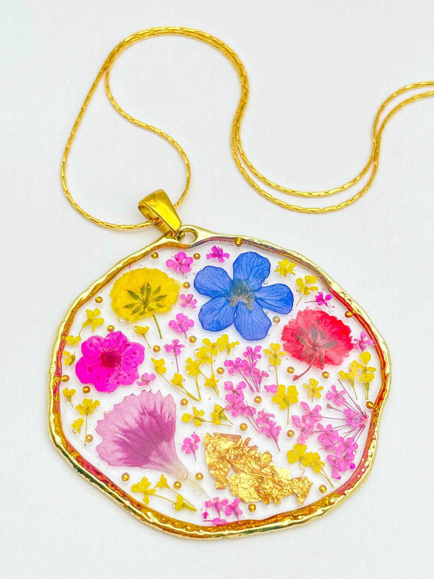 Grand collier pendentif avec fleurs colorées