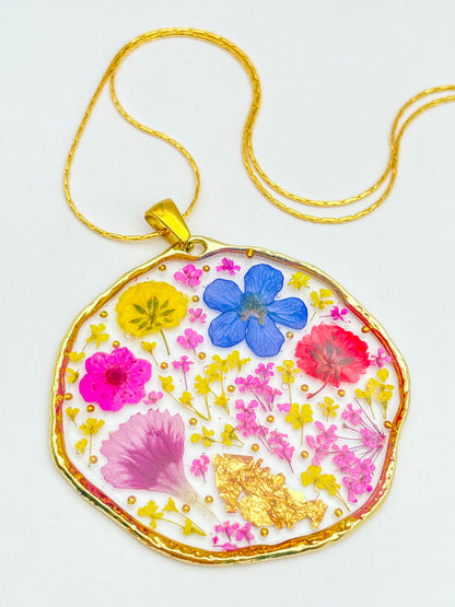 Grand collier pendentif avec fleurs colorées