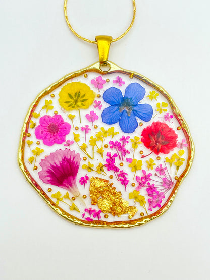 Grand collier pendentif avec fleurs colorées