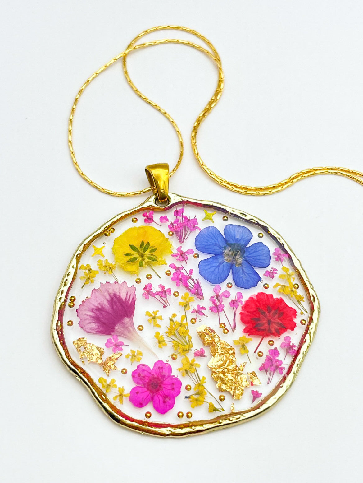 Grosses boucles d'oreilles tendance avec des fleurs colorées