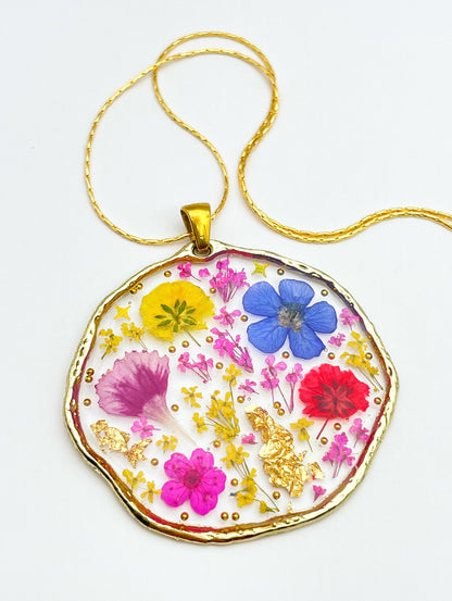 Grosses boucles d'oreilles tendance avec des fleurs colorées