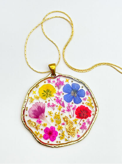 Grand collier pendentif avec fleurs colorées