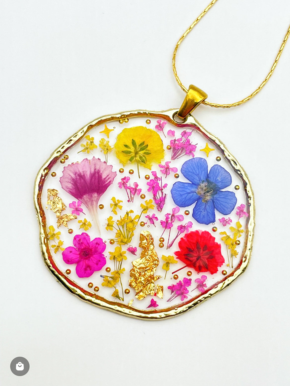 Grand collier pendentif avec fleurs colorées