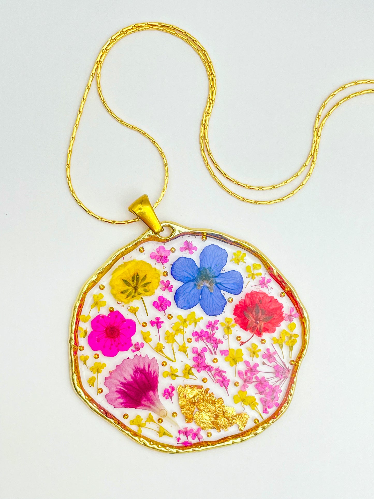 Grand collier pendentif avec fleurs colorées
