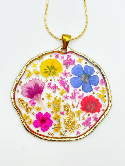 Grand collier pendentif avec fleurs colorées