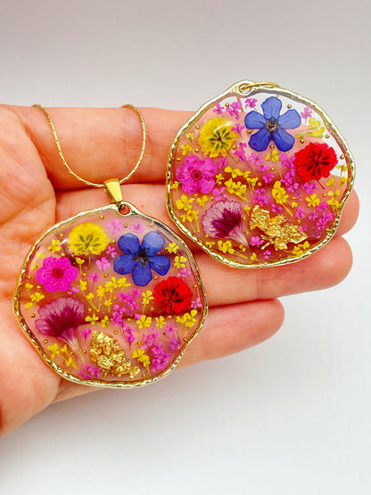 Grosses boucles d'oreilles tendance avec des fleurs colorées