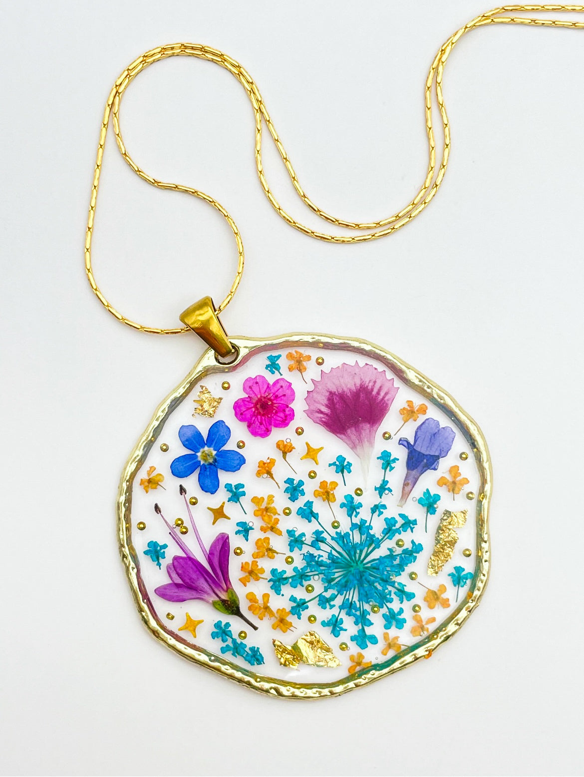 Grandes boucles d'oreilles pendantes avec fleurs bleues et roses