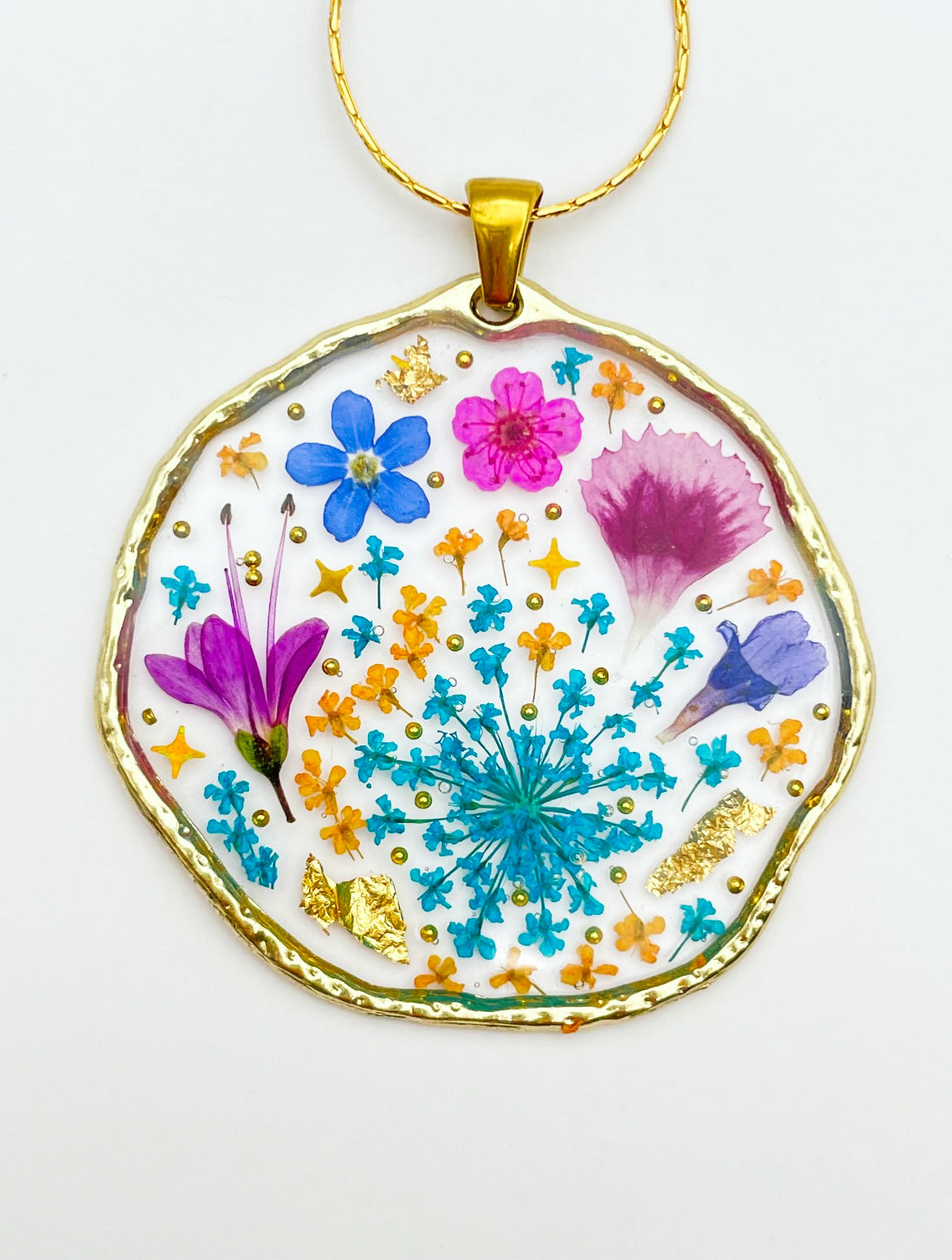 Grand collier pendentif avec fleur bleue et rose