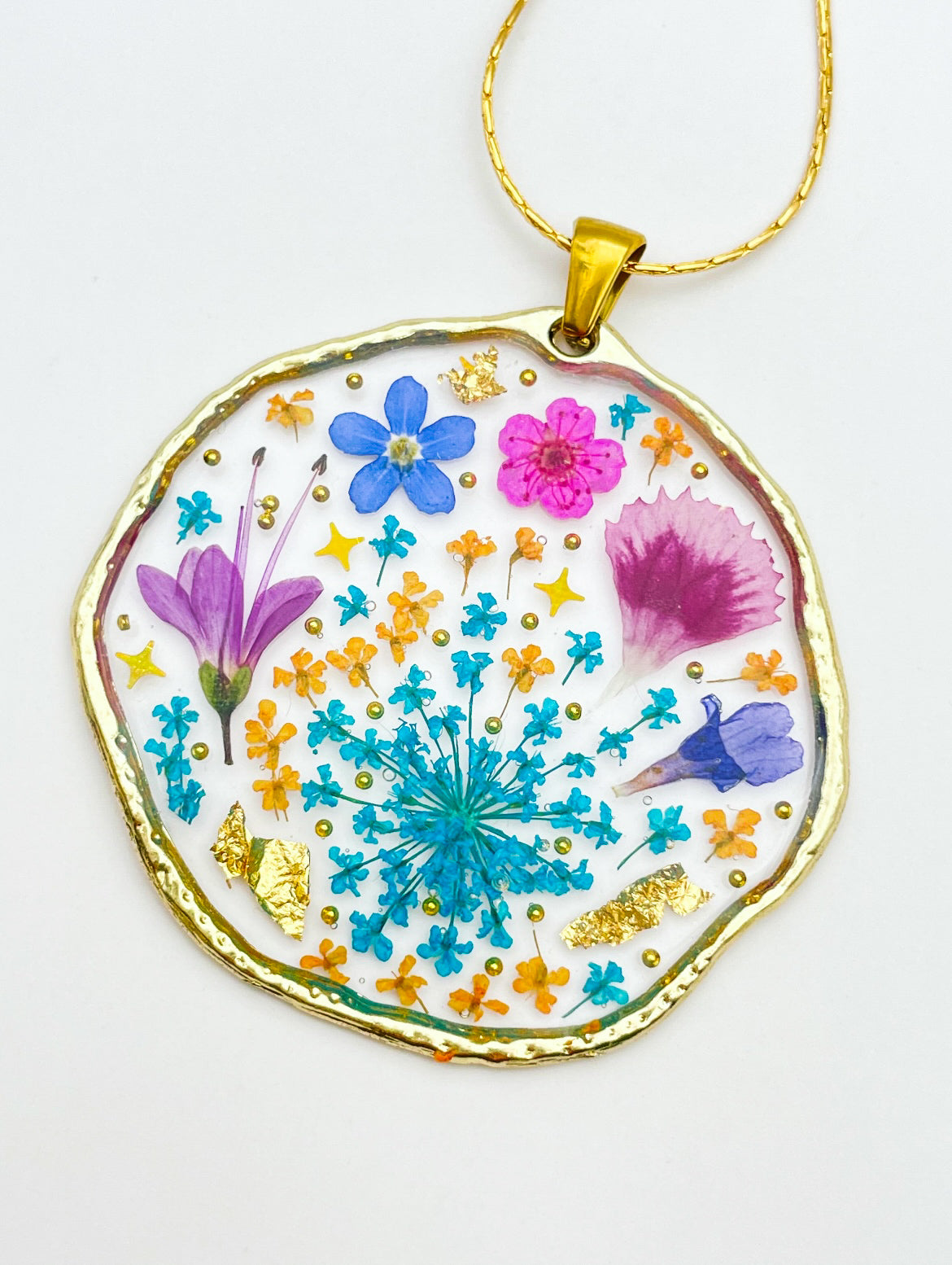 Grand collier pendentif avec fleur bleue et rose